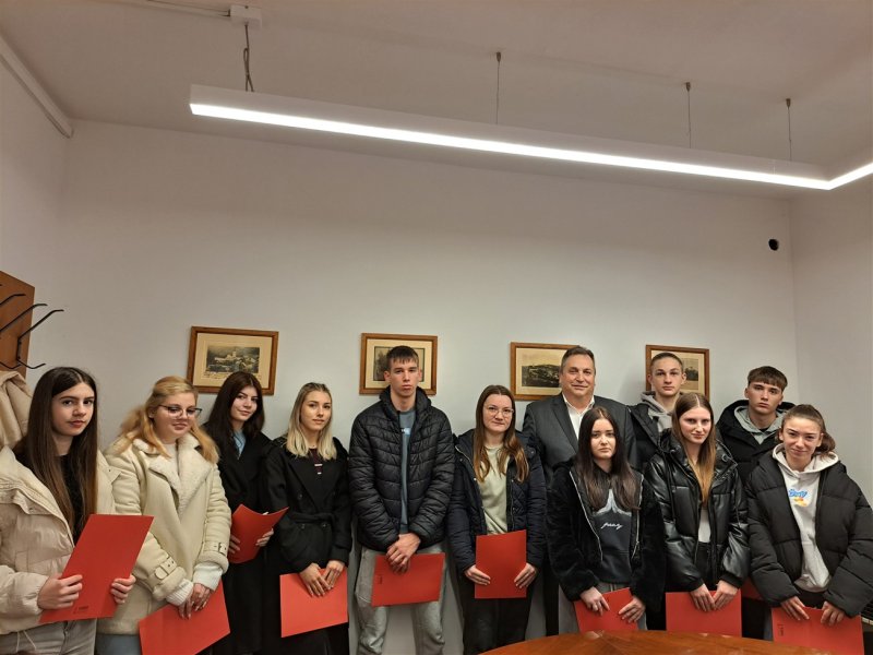 Gradonačelnik Brlek dodijelio ugovore stipendistima i najavio veći iznos stipendija od sljedeće školske godine