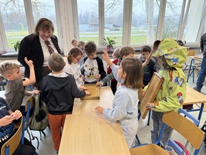 Obilježen Školski medni dan: 988 prvašića dobilo staklenku zagorskog meda