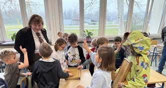 Obilježen Školski medni dan: 988 prvašića dobilo staklenku zagorskog meda