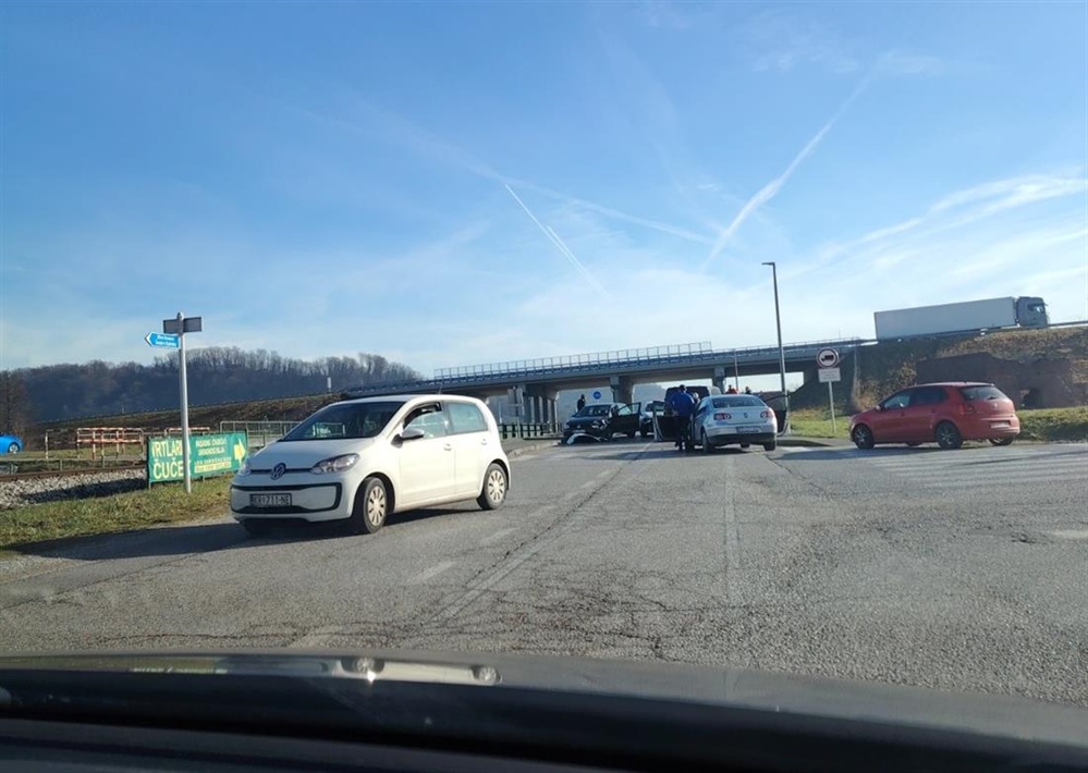 Prometna nesreća kod skretanja u Lugu Zabočkom – sudarila su se tri automobila