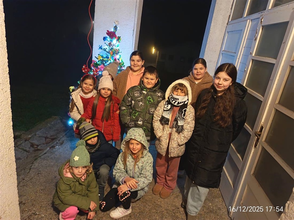 Najmlađi uljepšali središte Hrašćine: Okićen božićni bor ispred zgrade Općine