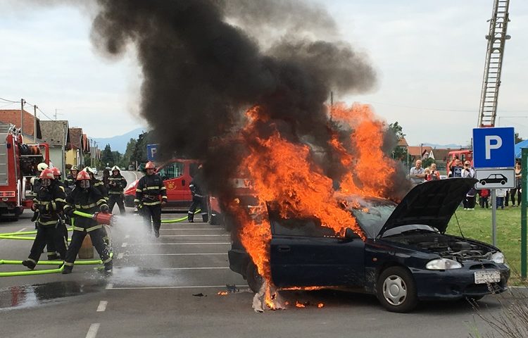 U Donjoj Stubici u vožnji gorio automobil – gasili ga vlasnik vozila i vatrogasci