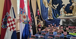 Što kažete na ove jaslice? U crkvi postavili hrvatsku zastavu, zastavu HOS-a te crne križeve s popisom jama