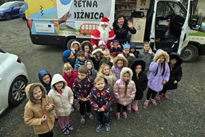 Novomarofski Božićni bibliobus i Djed Mraz donose osmijehe i knjige mališanima!