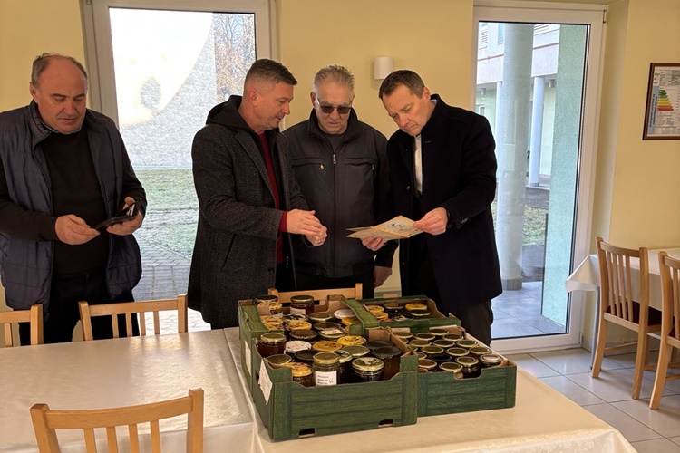 Lijepa gesta: Med s 1. međunarodnog ocjenjivanje kvalitete meda „Alpe – Adria“ doniran kuhinji Caritasa Varaždinske biskupije