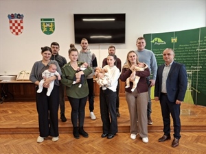 Pregrada: Gradonačelnik uručio novčane naknade i pakete za novorođene bebe