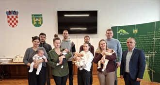 Pregrada: Gradonačelnik uručio novčane naknade i pakete za novorođene bebe