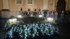 Upaljena četvrta adventska svijeća ispred varaždinske katedrale