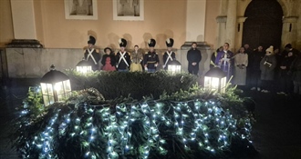 Upaljena četvrta adventska svijeća ispred varaždinske katedrale