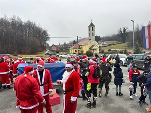 Motomrazovi u Novom Golubovcu druženjem i poklonima oduševili najmlađe