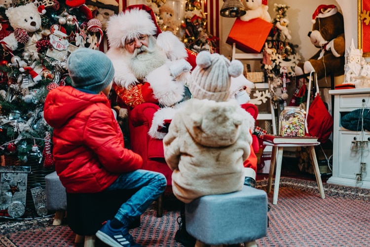 Djeca vjeruju u Djeda Mraza i da im on donosi poklone – znate li kad im je najbolje reći da ne postoji