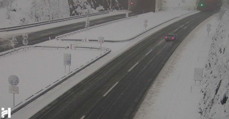 Snijeg i dalje pada: Zimski uvjeti na cestama, moguća i poledica- kamioni ne mogu kroz Gorski kotar