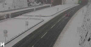 Snijeg i dalje pada: Zimski uvjeti na cestama, moguća i poledica- kamioni ne mogu kroz Gorski kotar