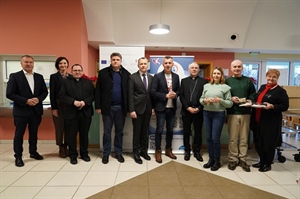Na Badnjak tradicionalno podijeljena hrana korisnicima Caritasove pučke kuhinje u Varaždinu, pridružio se i župan Stričak