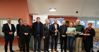 Na Badnjak tradicionalno podijeljena hrana korisnicima Caritasove pučke kuhinje u Varaždinu, pridružio se i župan Stričak