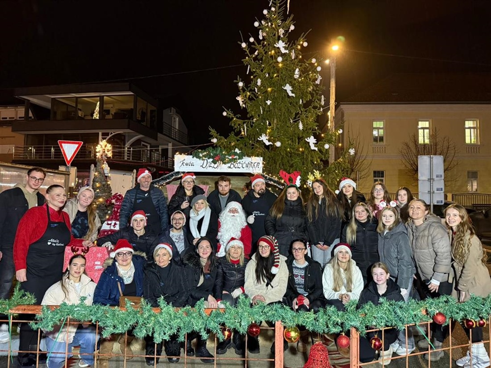 Djed Mraz stigao i u Mače, pridružio mu se i Grinč – uživali veliki i mali