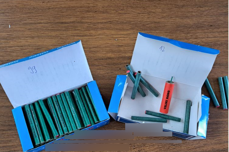 VIDEO: Maloljetnik u Zagrebu uhvaćen sa 111 komada zabranjenih petarda – policija mu pretresla i kuću