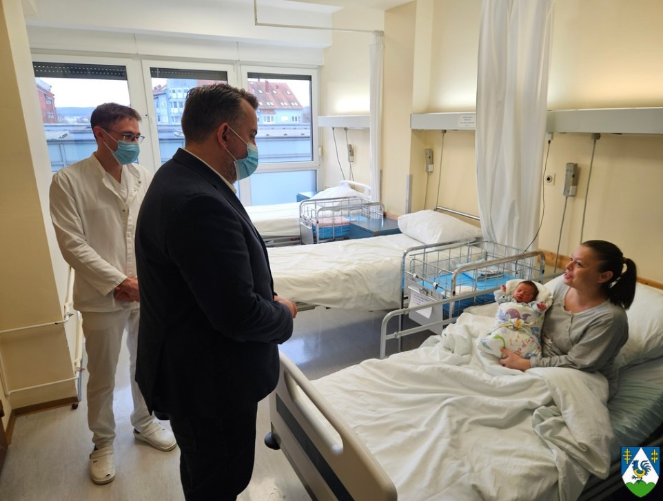 Župan Golubić i suradnici tradicionalno posjetili rodilište koprivničke bolnice