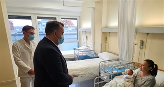 Župan Golubić i suradnici tradicionalno posjetili rodilište koprivničke bolnice
