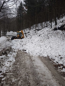 Lavina zatrpala cestu prema Ivančici, na terenu teška mehanizacija