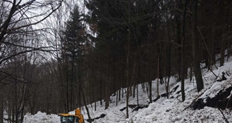 Lavina zatrpala cestu prema Ivančici, na terenu teška mehanizacija