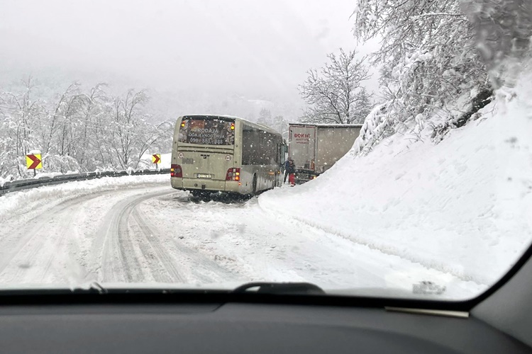 Građanima upućen apel na oprez: DHMZ objavio niz upozorenja za nedjelju: "Redovito pratite prognoze!"