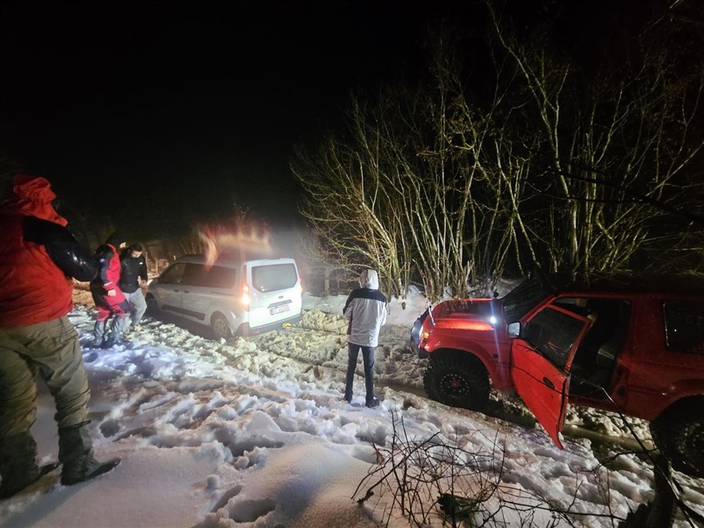 Četiri Hrvata kombijem zalutala na hercegovačku planinu pa zapeli u snijegu - izvukao ih GSS