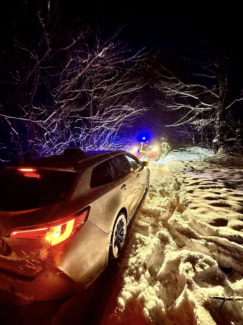 Noćna drama u zimskim uvjetima: taksist prateći navigaciju završio u šumi - izvukli ga vatrogasci