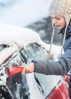 Svako jutro ista muka: evo kako najlakše očistiti auto od snijega i leda