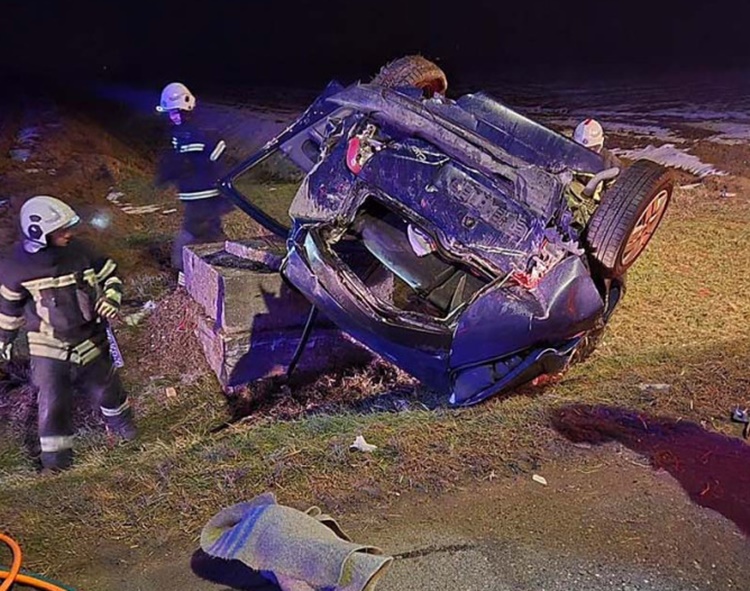 Stravična prometna nesreća - Izvlačili troje mladih iz potpuno uništenog automobila