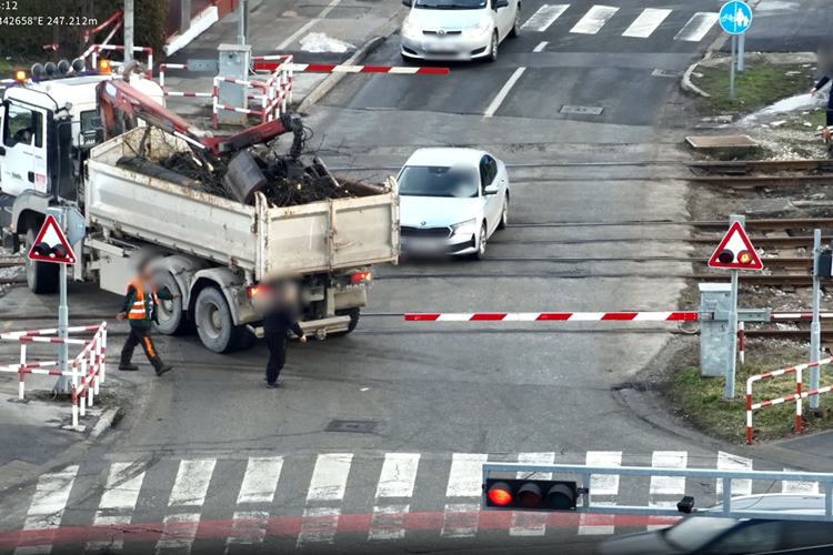 Varaždinac prošao kroz crveno i preko pružnog prijelaza dok su se spuštali polubranici