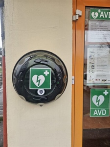 “Pomozi jer znaš“: Na zgradu školske sportske dvorane SŠ Bedekovčina postavljen automatski vanjski defibrilator