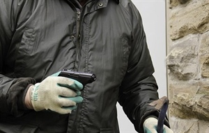 Maskirani razbojnik s pištoljem upao u trgovinu u Zaboku