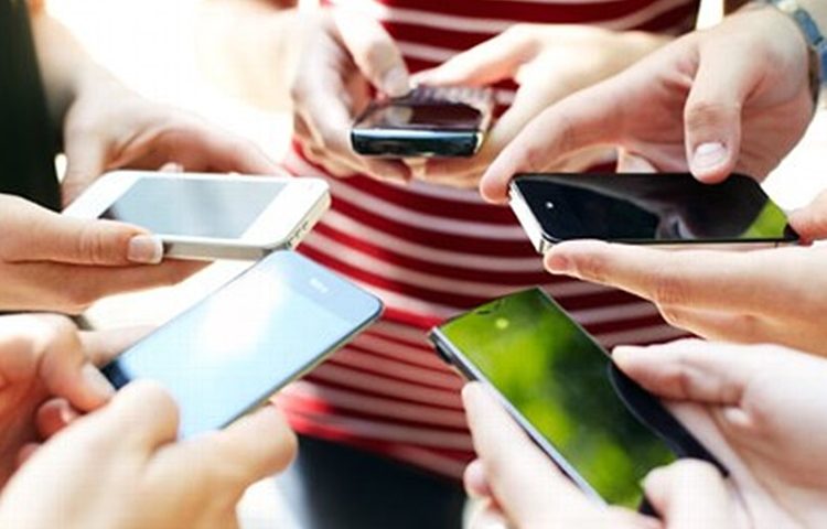 Nekada luksuz, a danas nužnost: Neki bez mobitela ne mogu ni na WC, u školu i posao – pretjerujemo li u nekim situacijama?