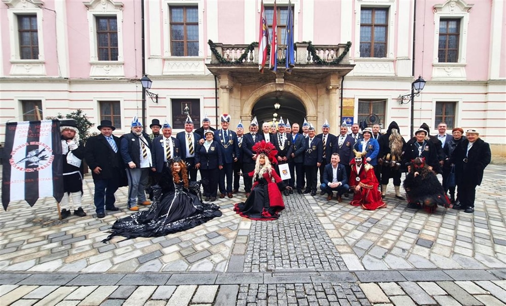 Predstavnici karnevalskih skupina i FECC-a u sklopu 10. Srakarskog fašnika na prijemu kod župana Stričaka