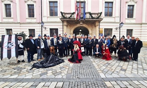 Predstavnici karnevalskih skupina i FECC-a u sklopu 10. Srakarskog fašnika na prijemu kod župana Stričaka