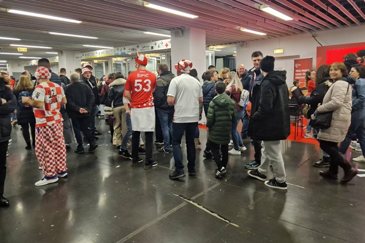 Rukometaše na aerodromu dočekali navijači, slavili su uz Thompsonove pjesme