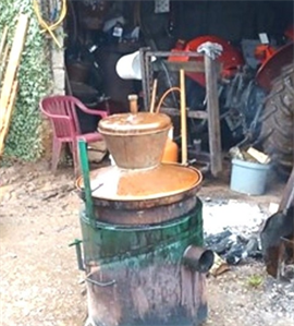 PEKAO RAKIJU ZA SEBE, A OSTAO BEZ SVEGA: Carinici mu upali u dvorište i oduzeli kotao i 170 litara lozovače