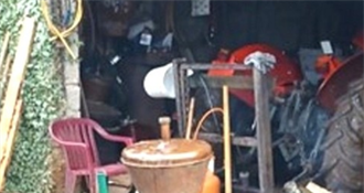 PEKAO RAKIJU ZA SEBE, A OSTAO BEZ SVEGA: Carinici mu upali u dvorište i oduzeli kotao i 170 litara lozovače