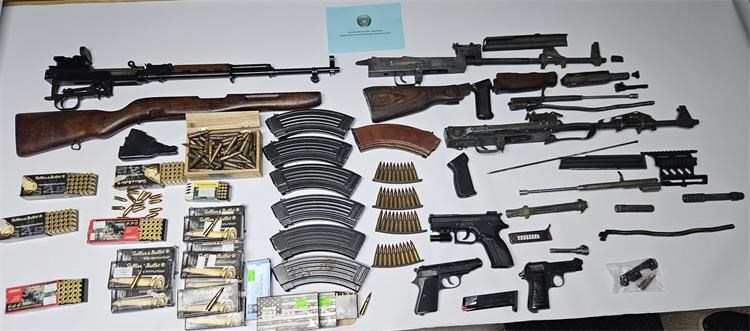 KAO DA IDE U RAT: Policija mu u kući našla cijeli arsenal opasnog oružja – sve imao ilegalno