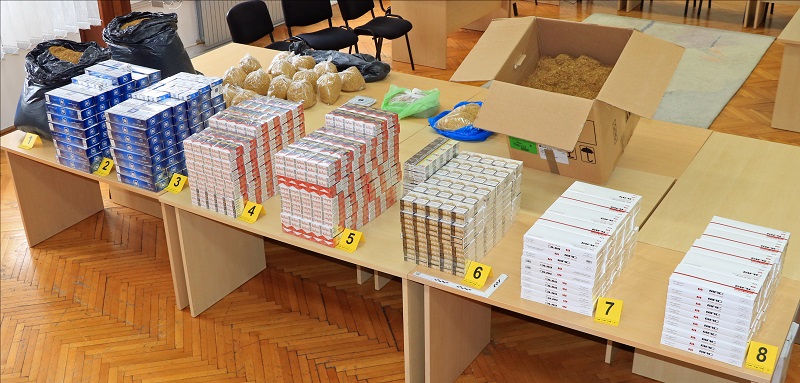 Varaždin: Uhićena petorka kod koje su pronađeni duhan, cigarete, droga i oružje