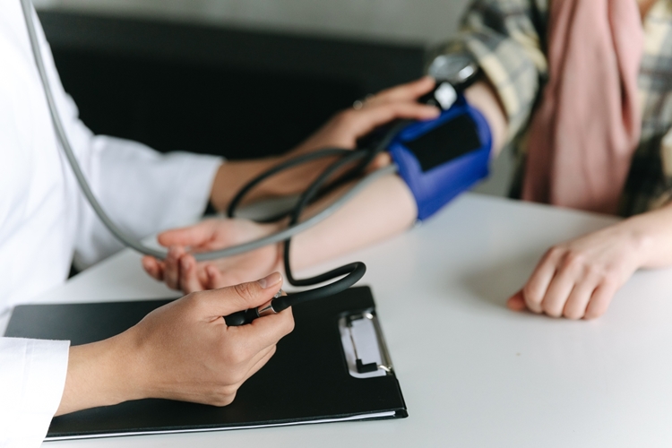 Nevjerojatne scene - Liječnica hitne snimljena kako konzumira kokain