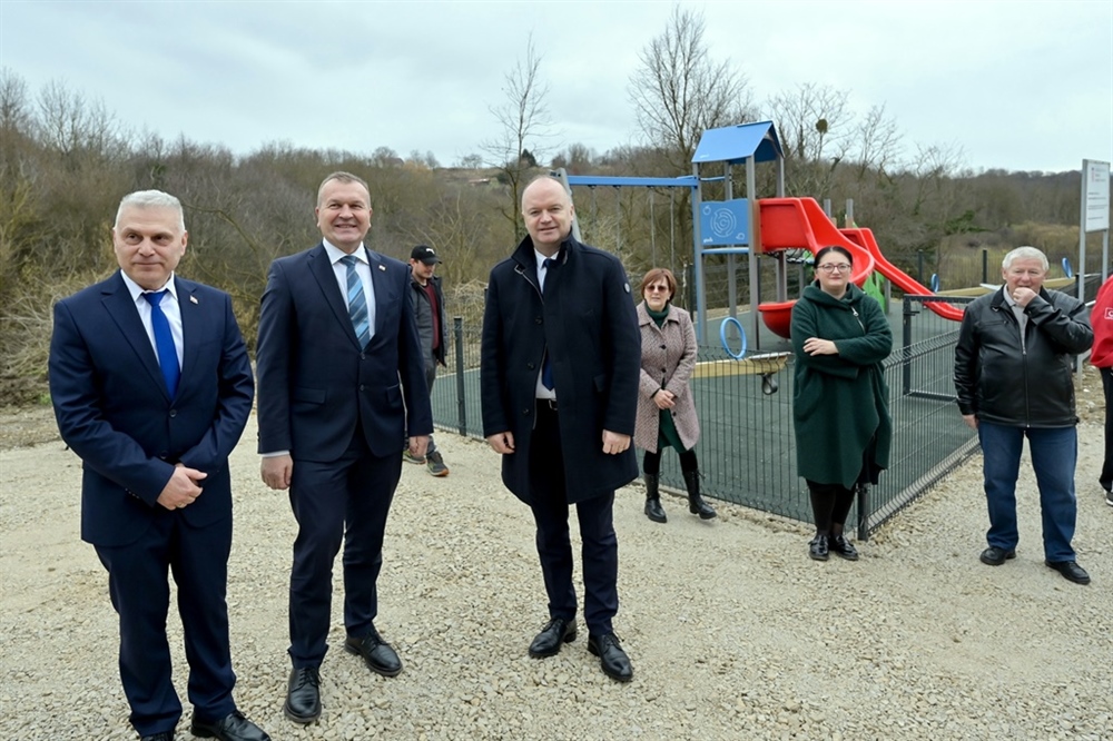 Novoizgrađeno dječje igralište u Kršćenovcu obišli ministar Šipić, župan Stričak i načelnik Žugčić