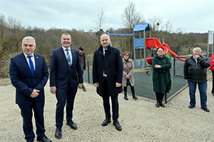 Novoizgrađeno dječje igralište u Kršćenovcu obišli ministar Šipić, župan Stričak i načelnik Žugčić