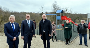 Novoizgrađeno dječje igralište u Kršćenovcu obišli ministar Šipić, župan Stričak i načelnik Žugčić