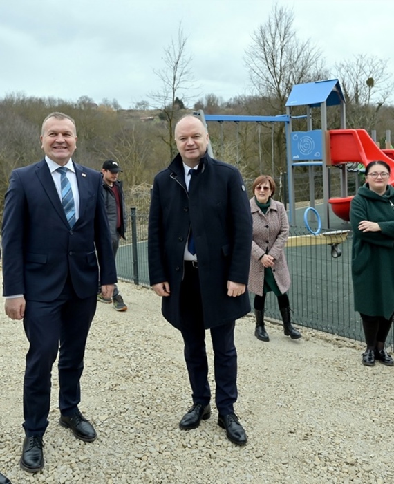Novoizgrađeno dječje igralište u Kršćenovcu obišli ministar Šipić, župan Stričak i načelnik Žugčić