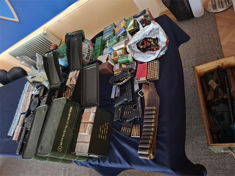 Pogledajte što je policija sve zaplijenila u Slavoniji: Hrpu raznog oružja, drogu, novac, mobitele, vage