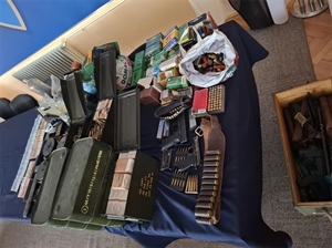 Pogledajte što je policija sve zaplijenila u Slavoniji: Hrpu raznog oružja, drogu, novac, mobitele, vage