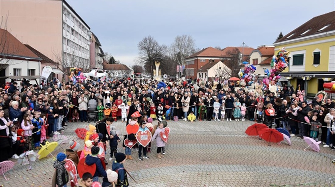 Ludbreg pod maskama: Pjesma, ples i vesela povorka na trgu