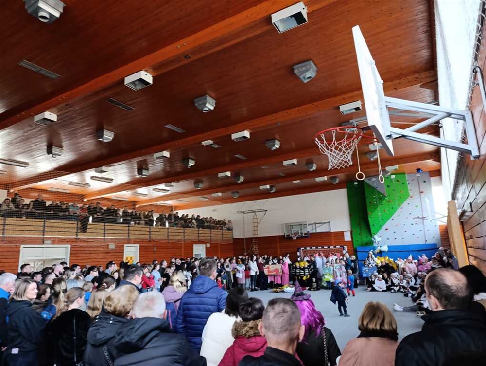 Radobojski fašnik ispunio dvoranu maštovitim maskama i dječjim veseljem